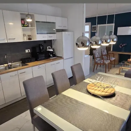 Franov With Pool, 10 Min From The Old Town Of 펜션 자다르