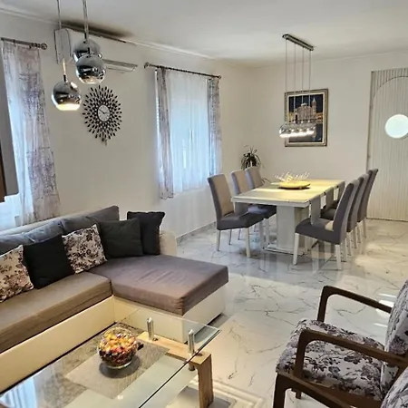 Franov With Pool, 10 Min From The Old Town Of 자다르