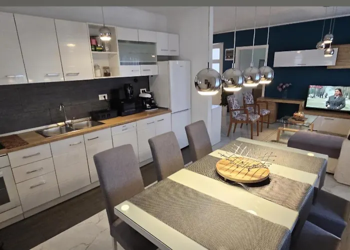 Franov With Pool, 10 Min From The Old Town Of 펜션 자다르